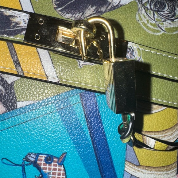 Abstract Design Lock and Key Purse - Picture 5 of 6